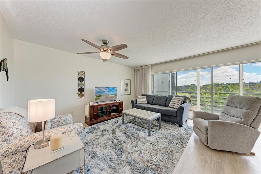 На продажу: $199,000 (2 спален, 2 ванн, 1008 Квадратных фут)