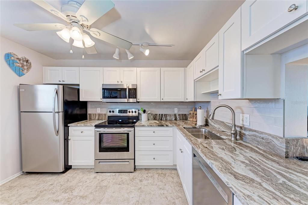 На продажу: $199,000 (2 спален, 2 ванн, 1008 Квадратных фут)