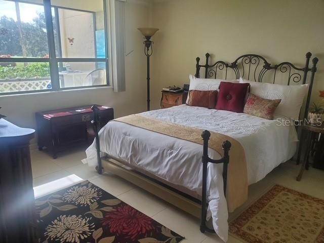 Active With Contract: $137,900 (1 beds, 1 baths, 810 Square Feet)