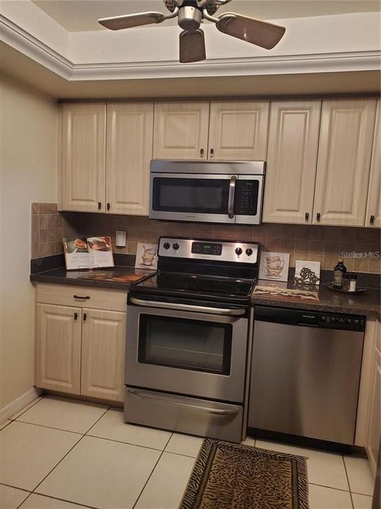 Active With Contract: $137,900 (1 beds, 1 baths, 810 Square Feet)