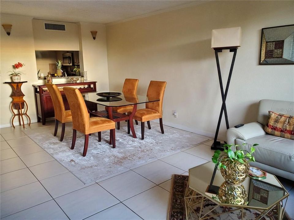 Active With Contract: $137,900 (1 beds, 1 baths, 810 Square Feet)