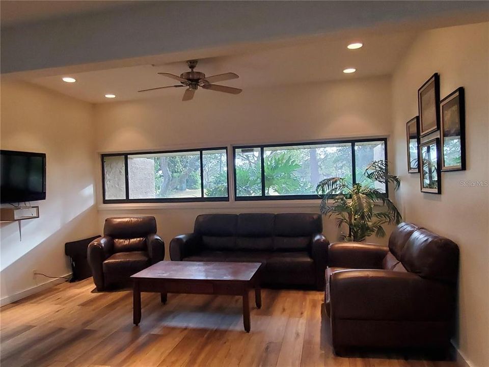 Active With Contract: $137,900 (1 beds, 1 baths, 810 Square Feet)