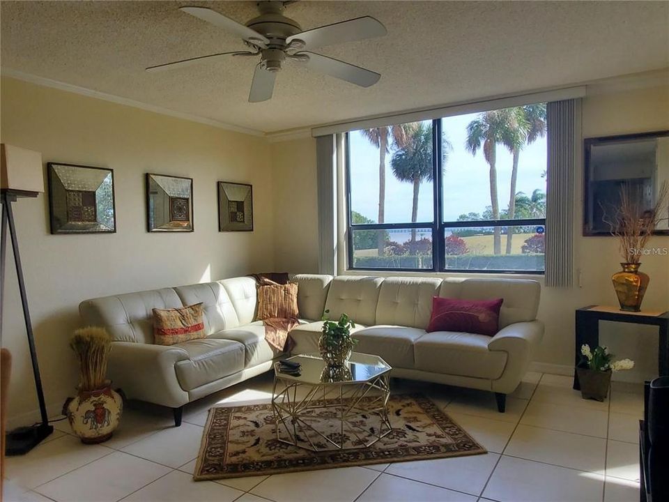 Active With Contract: $137,900 (1 beds, 1 baths, 810 Square Feet)