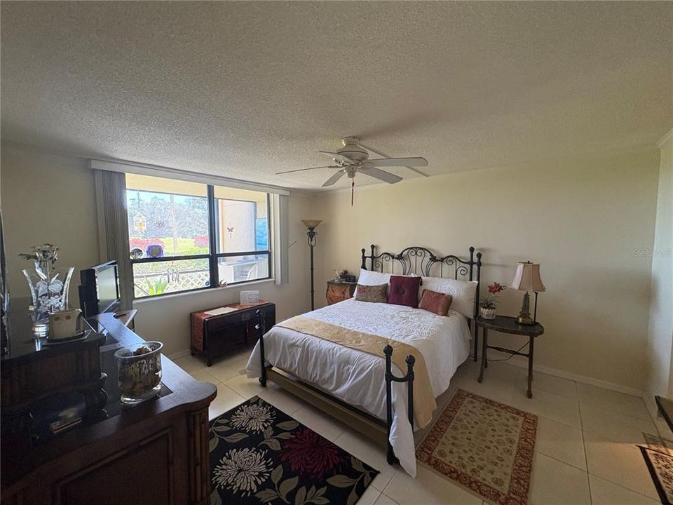 Active With Contract: $137,900 (1 beds, 1 baths, 810 Square Feet)