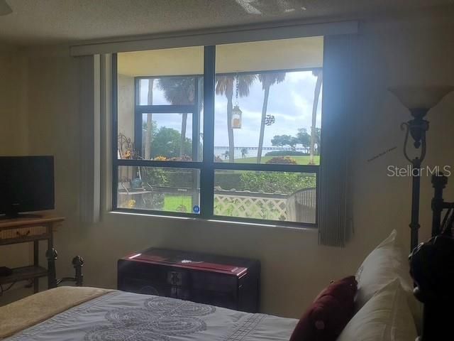 Active With Contract: $137,900 (1 beds, 1 baths, 810 Square Feet)