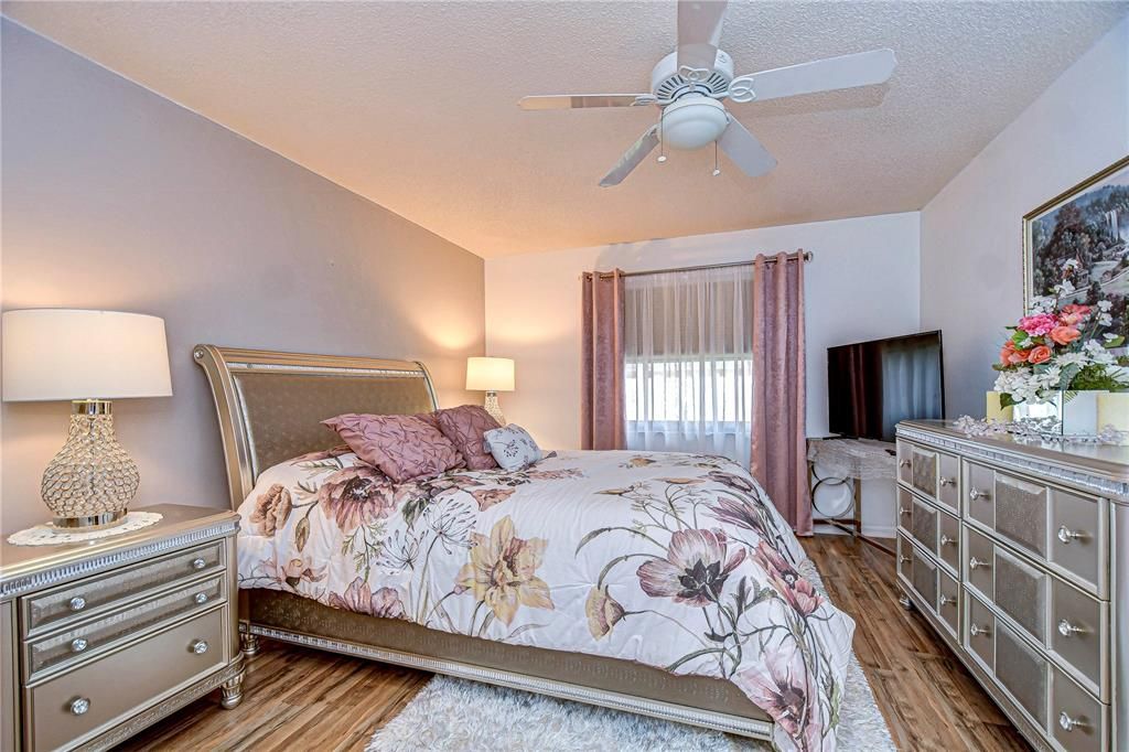 На продажу: $189,900 (2 спален, 2 ванн, 1190 Квадратных фут)