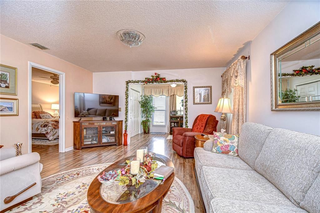 На продажу: $189,900 (2 спален, 2 ванн, 1190 Квадратных фут)