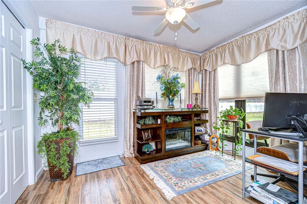 На продажу: $189,900 (2 спален, 2 ванн, 1190 Квадратных фут)