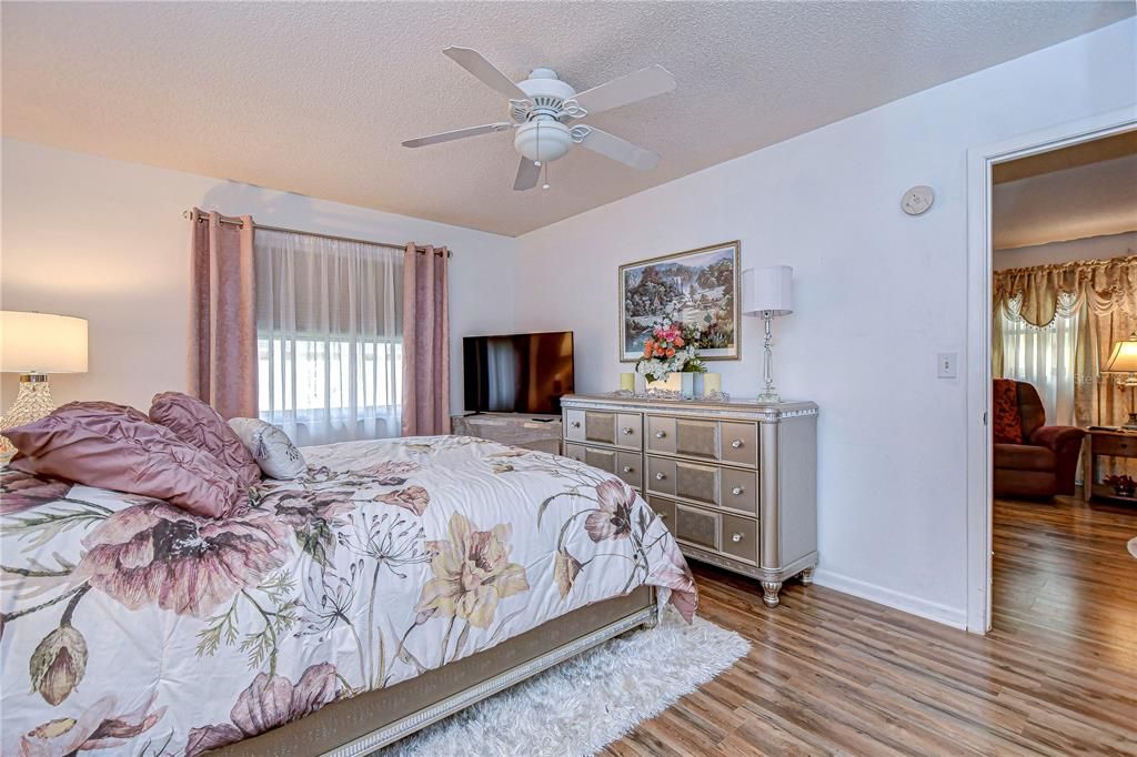 На продажу: $189,900 (2 спален, 2 ванн, 1190 Квадратных фут)