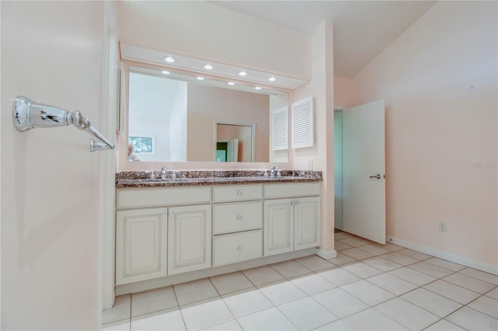 出租: $4,695 (3 贝兹, 3 浴室, 2659 平方英尺)