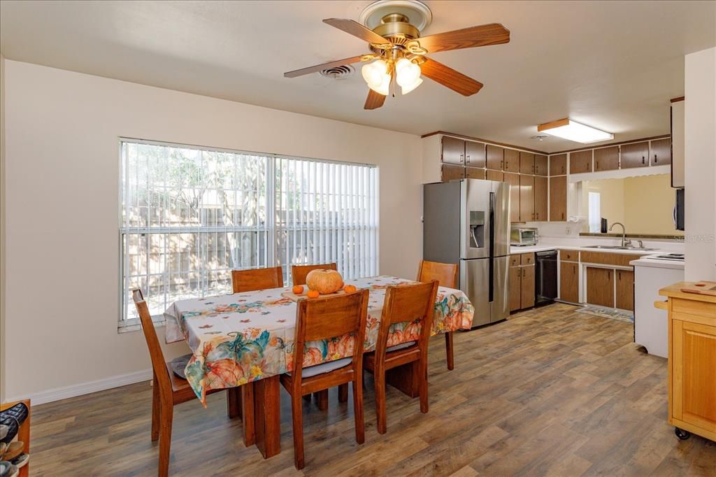 На продажу: $380,000 (4 спален, 2 ванн, 1949 Квадратных фут)