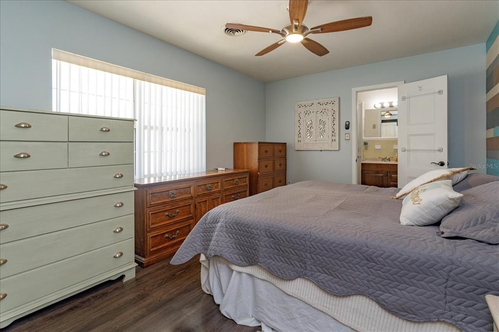 На продажу: $380,000 (4 спален, 2 ванн, 1949 Квадратных фут)