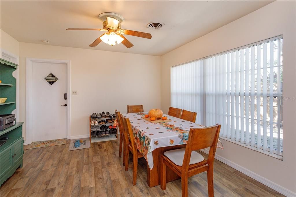 На продажу: $380,000 (4 спален, 2 ванн, 1949 Квадратных фут)