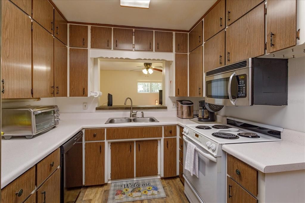 На продажу: $380,000 (4 спален, 2 ванн, 1949 Квадратных фут)