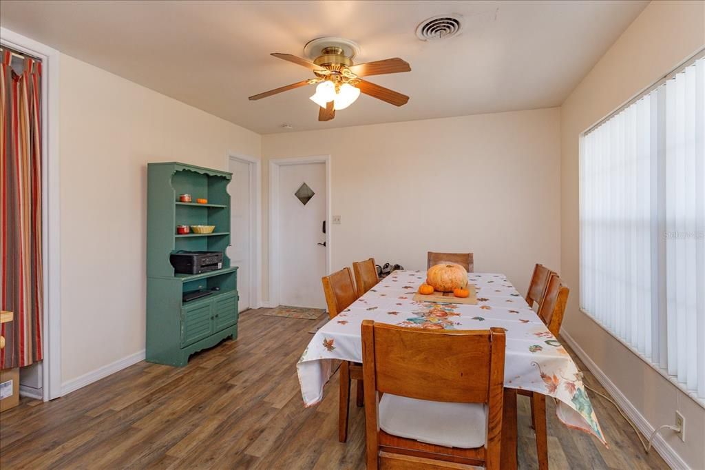 На продажу: $380,000 (4 спален, 2 ванн, 1949 Квадратных фут)