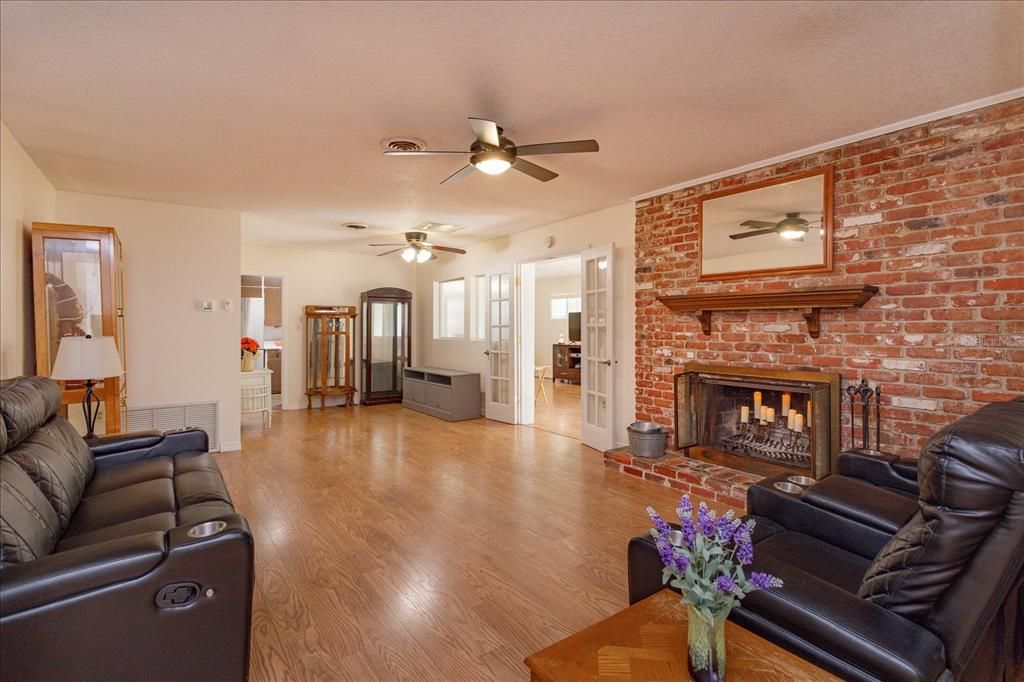 На продажу: $380,000 (4 спален, 2 ванн, 1949 Квадратных фут)