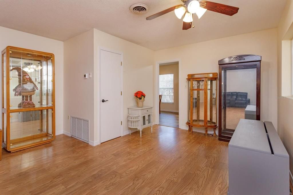 На продажу: $380,000 (4 спален, 2 ванн, 1949 Квадратных фут)