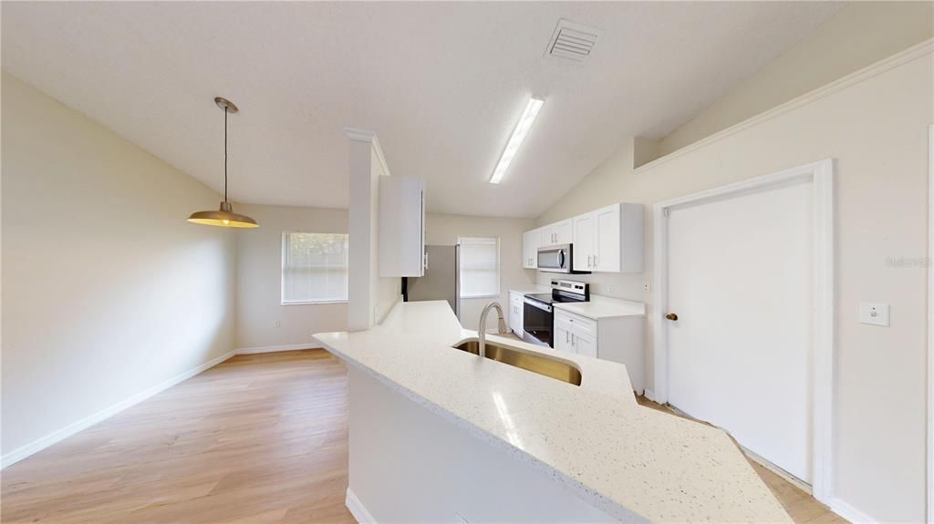 合同活跃: $2,185 (3 贝兹, 2 浴室, 1261 平方英尺)