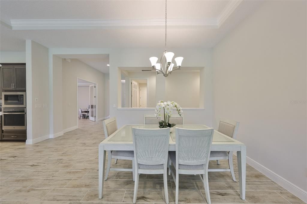 En Venta: $585,000 (4 camas, 3 baños, 2607 Pies cuadrados)