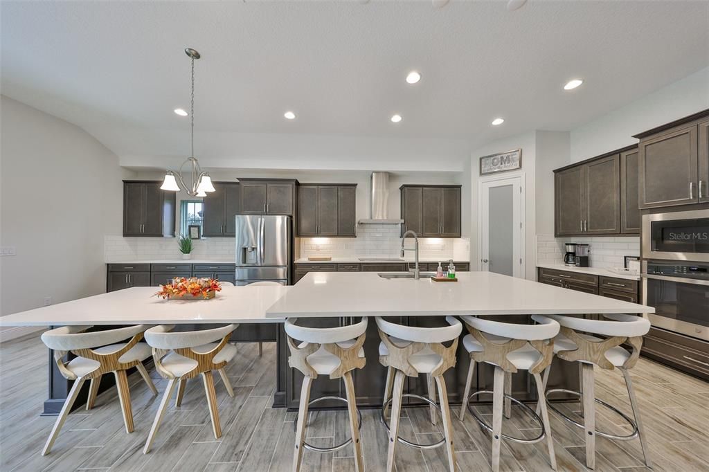 En Venta: $585,000 (4 camas, 3 baños, 2607 Pies cuadrados)