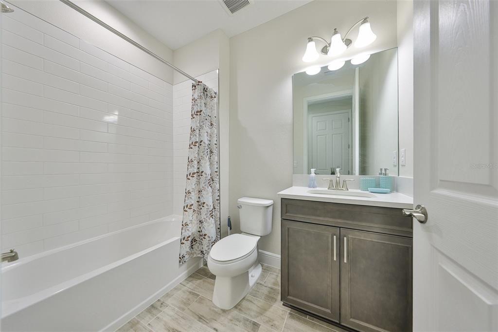 En Venta: $585,000 (4 camas, 3 baños, 2607 Pies cuadrados)