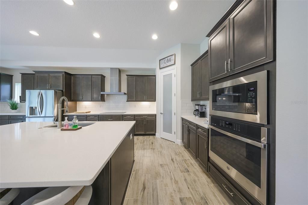 En Venta: $585,000 (4 camas, 3 baños, 2607 Pies cuadrados)