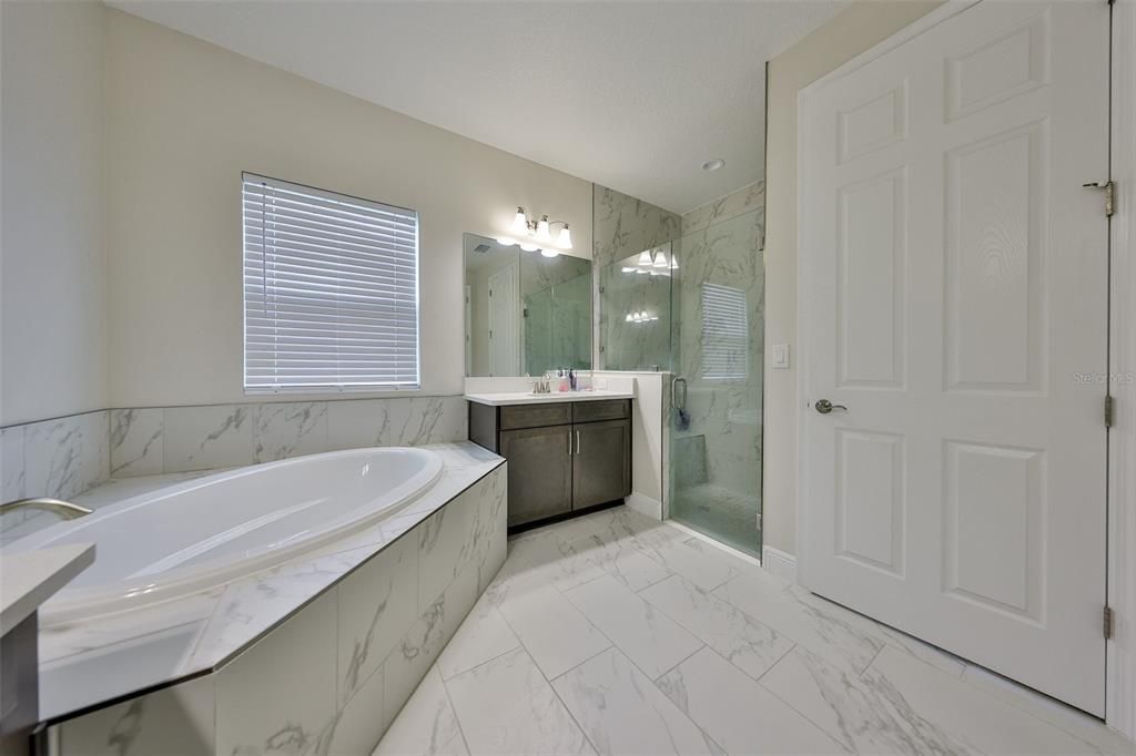 En Venta: $585,000 (4 camas, 3 baños, 2607 Pies cuadrados)