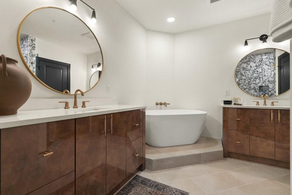 Под контрактом: $649,000 (3 спален, 2 ванн, 1779 Квадратных фут)