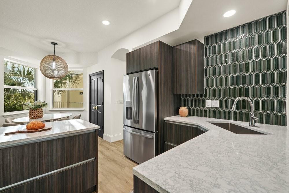 Под контрактом: $649,000 (3 спален, 2 ванн, 1779 Квадратных фут)