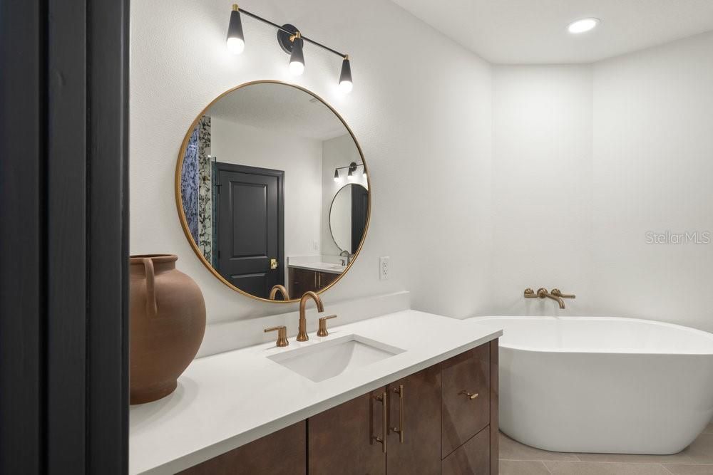 Под контрактом: $649,000 (3 спален, 2 ванн, 1779 Квадратных фут)