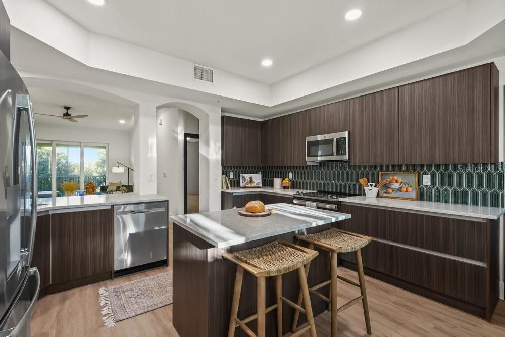 Под контрактом: $649,000 (3 спален, 2 ванн, 1779 Квадратных фут)