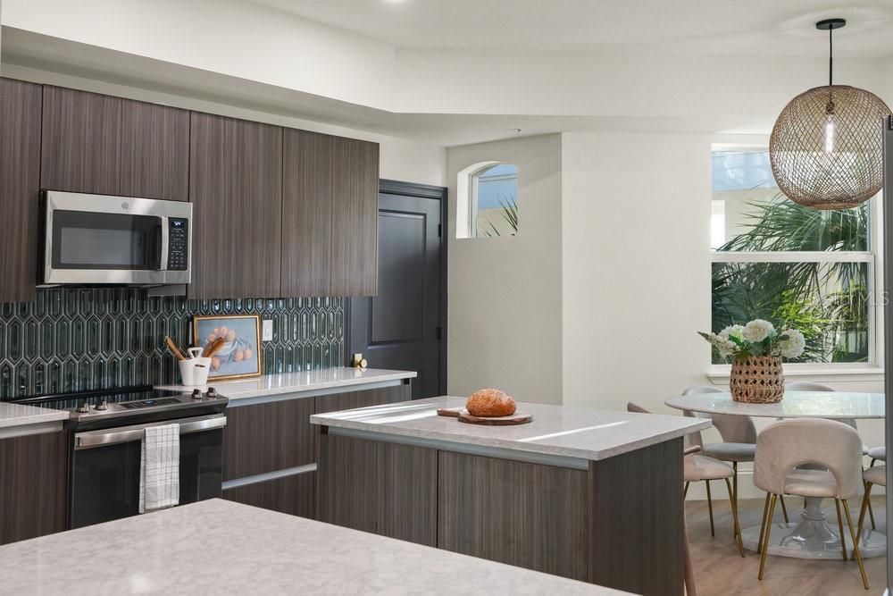 Под контрактом: $649,000 (3 спален, 2 ванн, 1779 Квадратных фут)