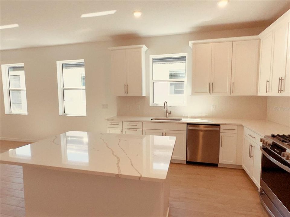 合同活跃: $3,000 (3 贝兹, 2 浴室, 1671 平方英尺)