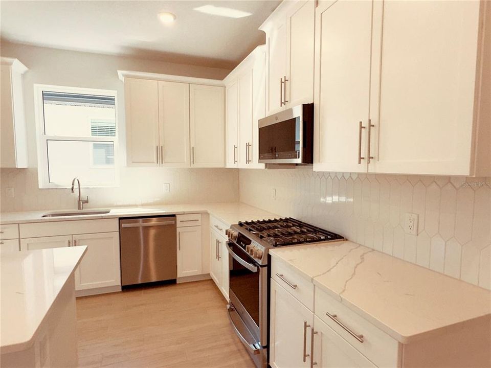 合同活跃: $3,000 (3 贝兹, 2 浴室, 1671 平方英尺)