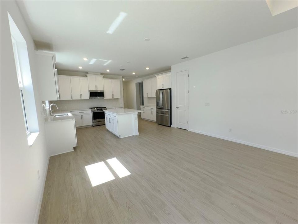 合同活跃: $3,000 (3 贝兹, 2 浴室, 1671 平方英尺)