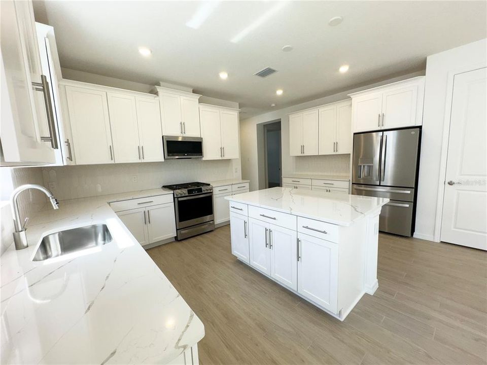 合同活跃: $3,000 (3 贝兹, 2 浴室, 1671 平方英尺)