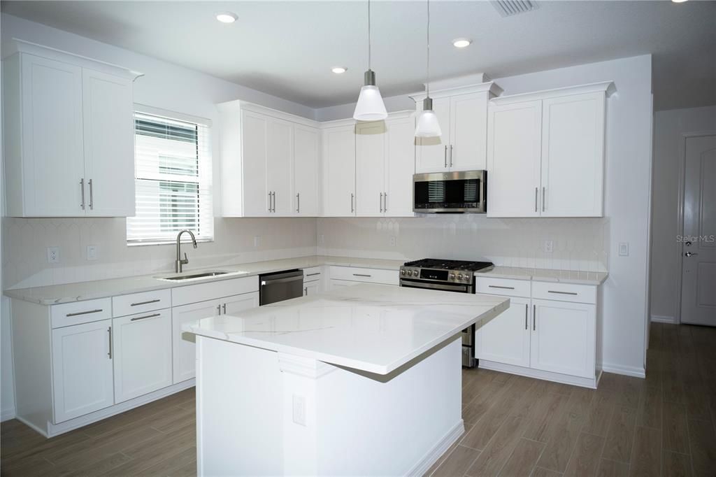 合同活跃: $3,000 (3 贝兹, 2 浴室, 1671 平方英尺)