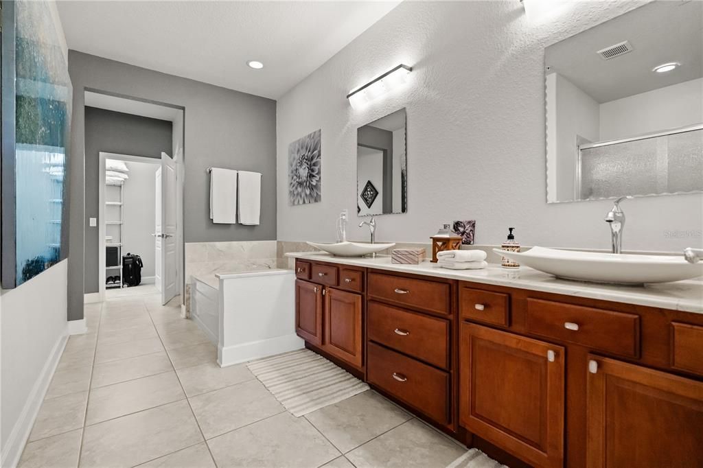 На продажу: $365,000 (3 спален, 2 ванн, 2059 Квадратных фут)