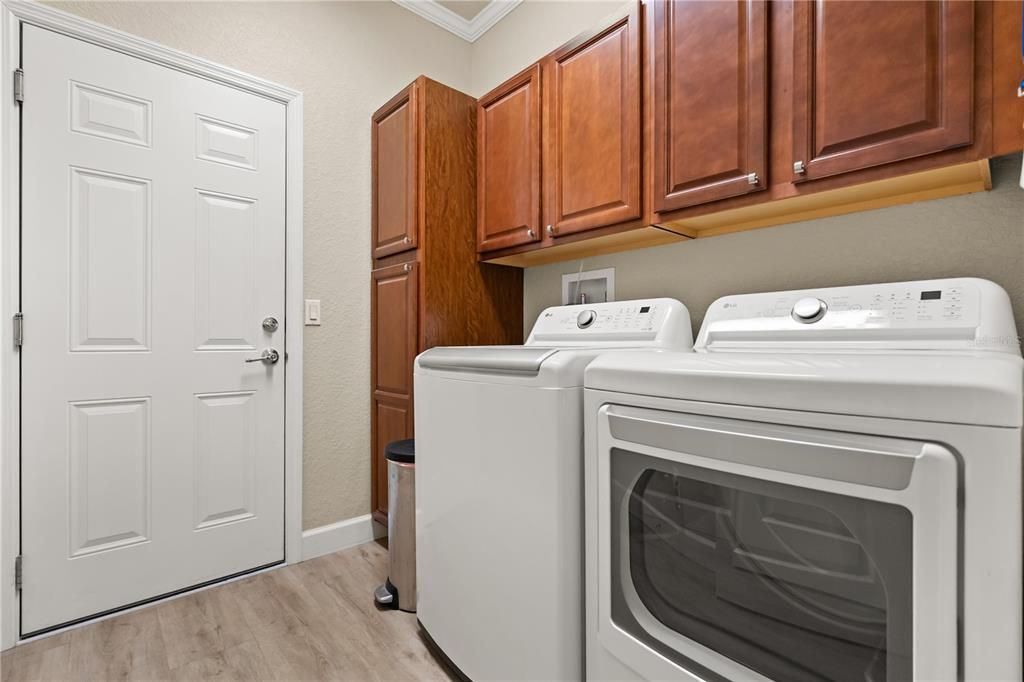 На продажу: $365,000 (3 спален, 2 ванн, 2059 Квадратных фут)