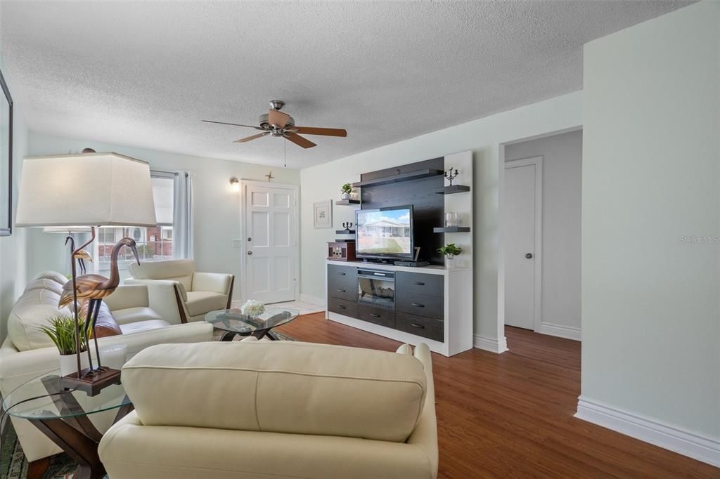 For Sale: $169,900 (2 beds, 1 baths, 950 Square Feet)