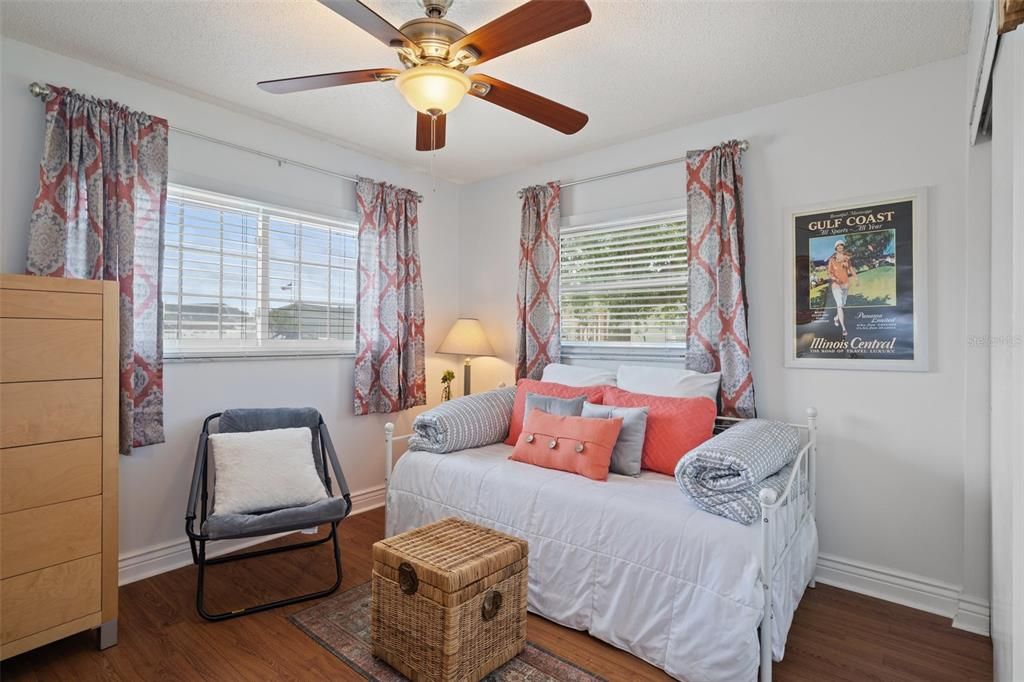 For Sale: $169,900 (2 beds, 1 baths, 950 Square Feet)