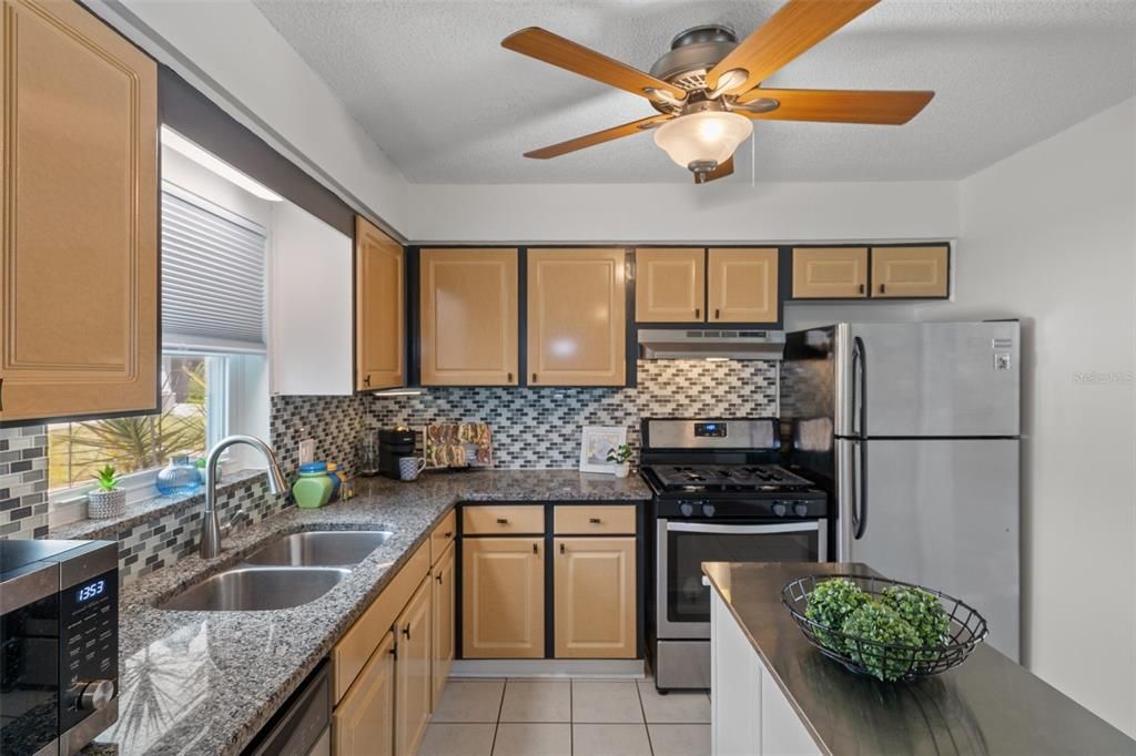 For Sale: $169,900 (2 beds, 1 baths, 950 Square Feet)