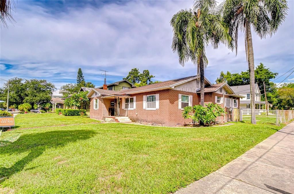 En Venta: $1,200,000 (0.21 acres)