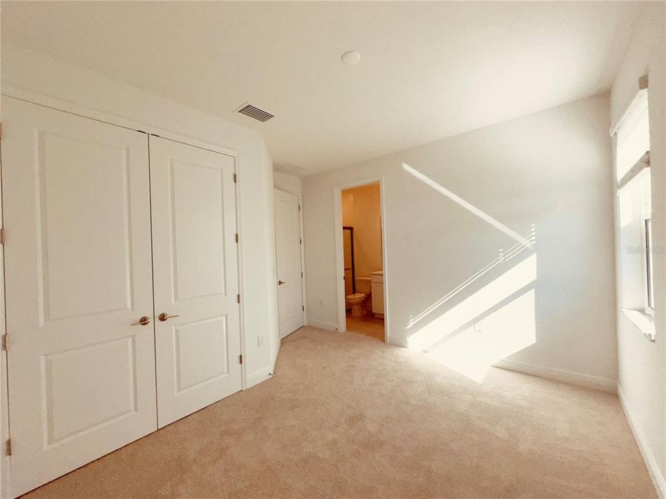 Под контрактом: $4,000 (4 спален, 3 ванн, 2195 Квадратных фут)