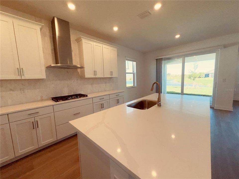 Под контрактом: $4,000 (4 спален, 3 ванн, 2195 Квадратных фут)