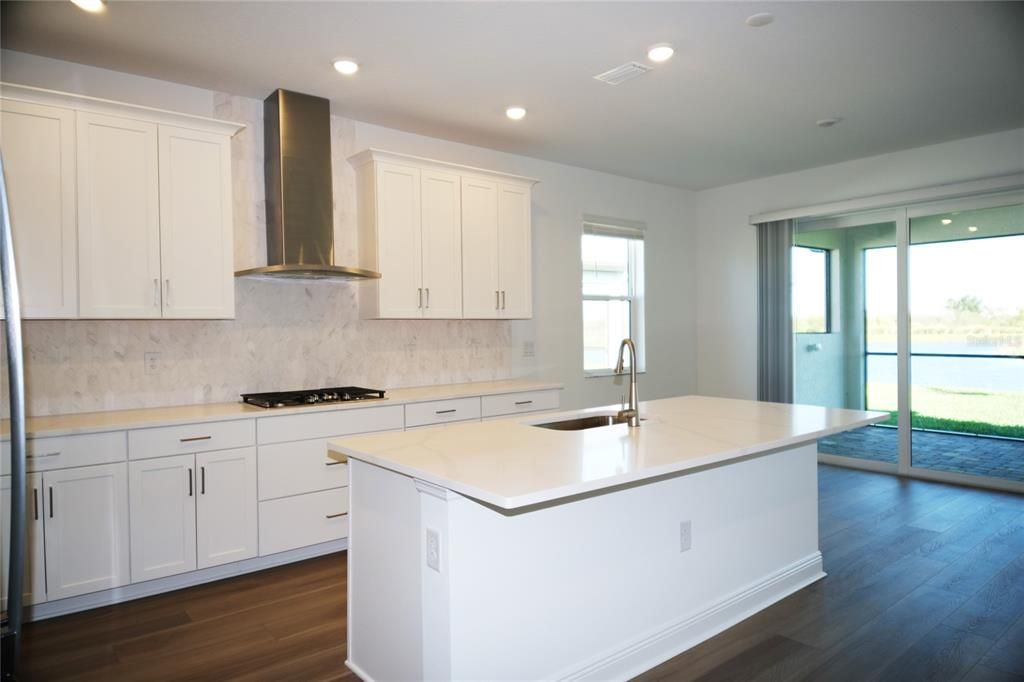 Под контрактом: $4,000 (4 спален, 3 ванн, 2195 Квадратных фут)