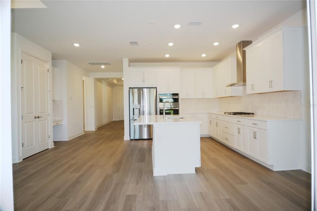 Под контрактом: $4,000 (4 спален, 3 ванн, 2195 Квадратных фут)