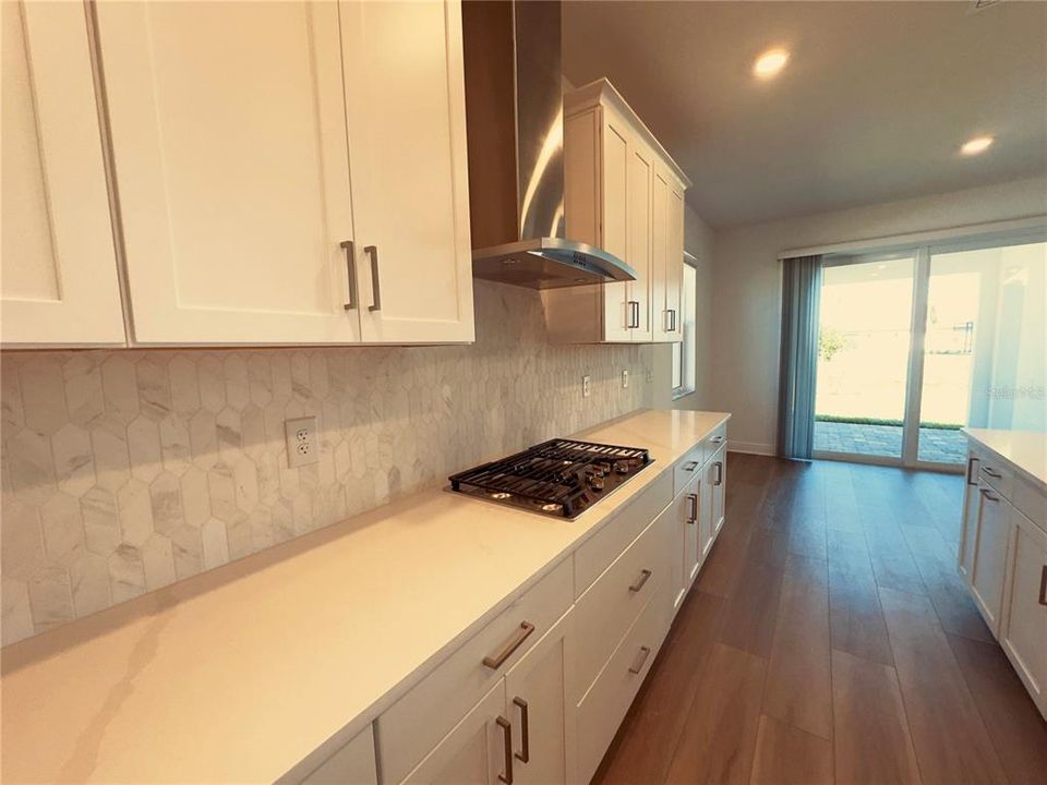 Под контрактом: $4,000 (4 спален, 3 ванн, 2195 Квадратных фут)