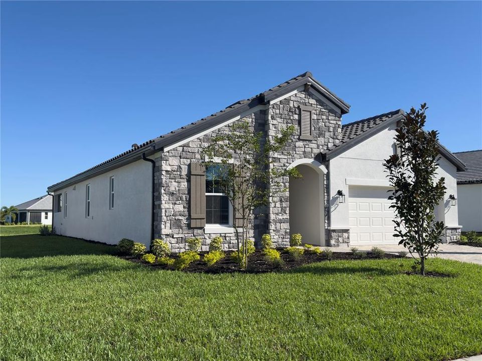 Под контрактом: $4,000 (4 спален, 3 ванн, 2195 Квадратных фут)