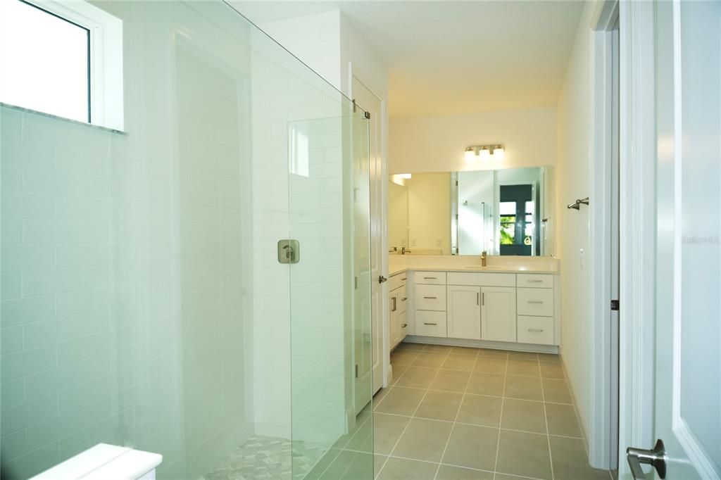 Под контрактом: $4,000 (4 спален, 3 ванн, 2195 Квадратных фут)